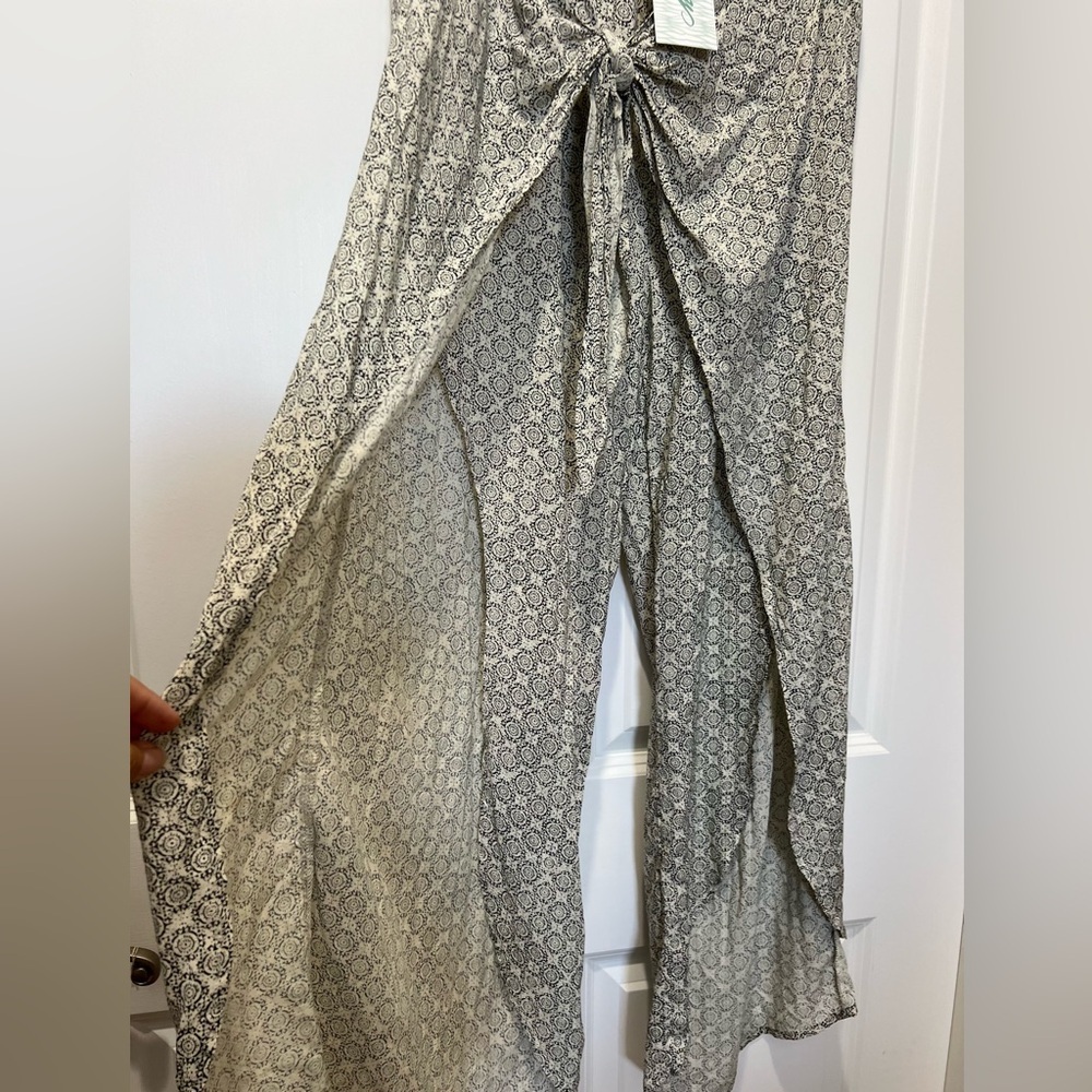 New Mahina slit wrap pants size medium, black and white print